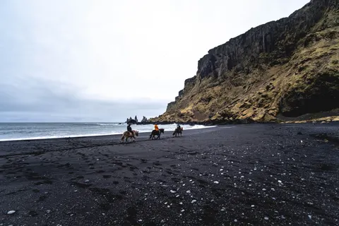 والپیپر ساحل شن سیاه با کیفیت 4K · travel · 3840×2560