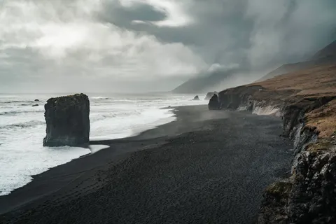Schwarzer Sandstrand 4K Hintergrundbild · travel · 3840×2560