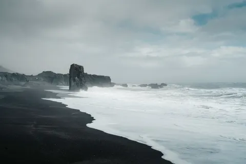 Siyah Kumlu Plaj 4K Duvar Kağıdı · travel · 3840×2560