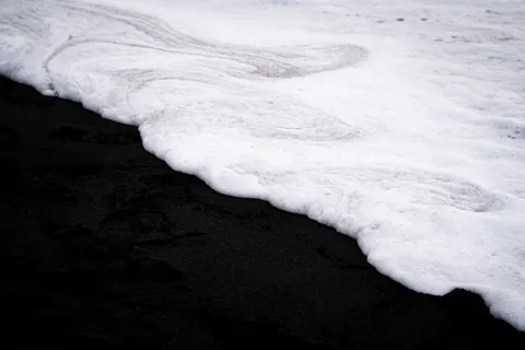 Zwart zandstrand 4K-achtergrond · travel · 3840×2560