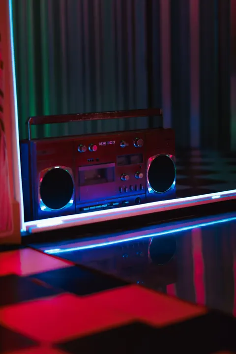 Synthwave Handy-Hintergrundbild · retro · 1440×2160