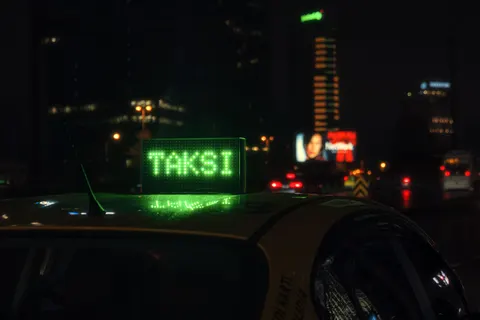 रात में कार 4K वॉलपेपर · cars · 3840×2560