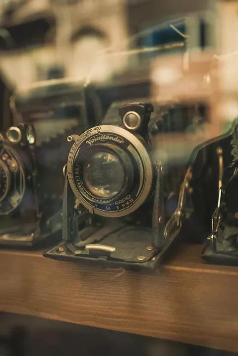 دوربین قدیمی والپیپر موبایل · retro · 1440×2156