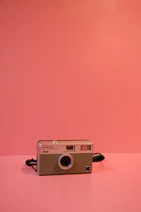 빈티지 카메라 휴대폰 배경화면 · retro · 1440×2160