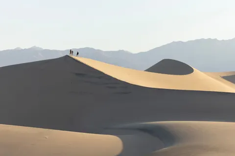 والپیپر منحنی‌های کویر با کیفیت 4K · minimal · 3840×2560