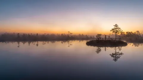 Papel de parede Lago de Montanha na Névoa 4K · nature · 3840×2160