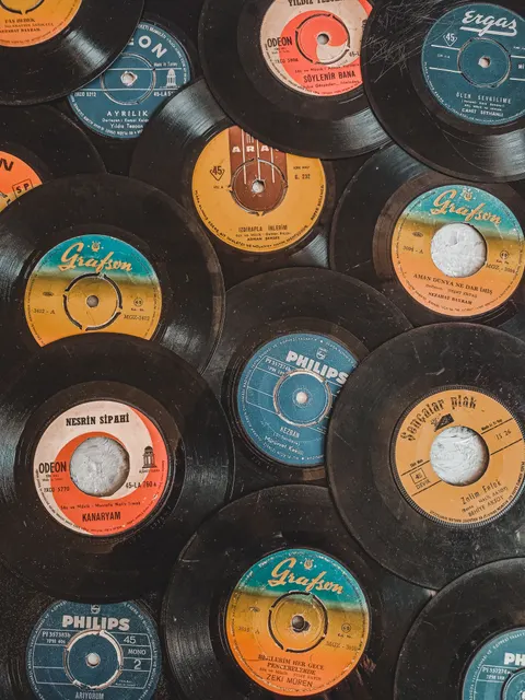 Vinyl Phone Wallpaper · retro · 1440×1920