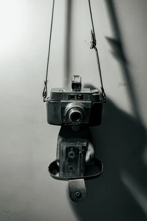 Vintage Camera Phone Wallpaper · retro · 1440×2157