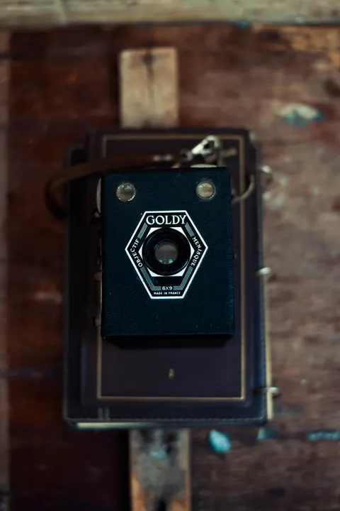 Vintage Camera Phone Wallpaper · retro · 1440×2160