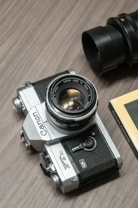 Vintage Camera Phone Wallpaper · retro · 1440×2160