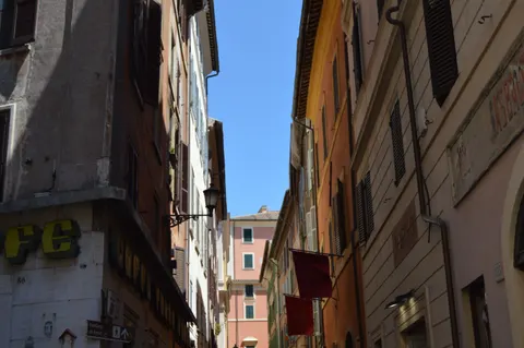 Fondo de pantalla Calle del casco antiguo 4K · architecture · 3840×2553