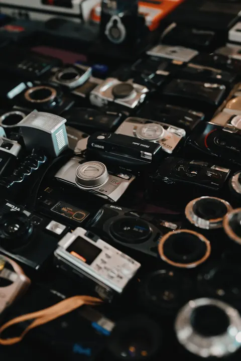 Vintage Camera Phone Wallpaper · retro · 1440×2157