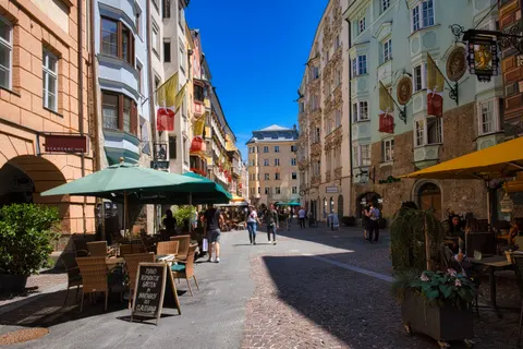 Fondo de pantalla Calle del casco antiguo 4K · architecture · 3840×2555