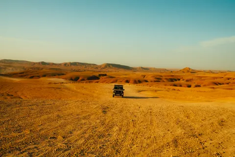 خلفية سيارة طرق وعرة بدقة 4K · cars · 3840×2560