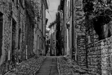 Papel de parede Rua da cidade velha 4K · architecture · 3840×2558