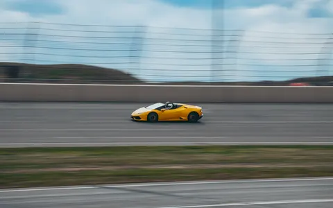 Tapeta Samochód wyścigowy 4K · cars · 3840×2404