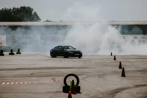 Raceauto 4K-achtergrond · cars · 3840×2560