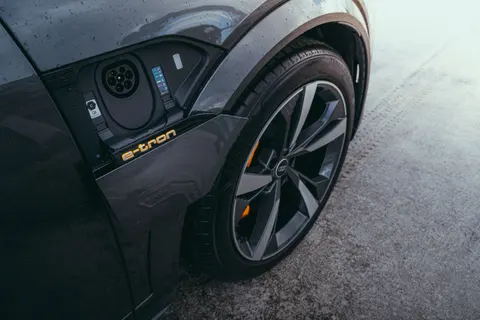 Fond d'écran Voiture électrique 4K · cars · 3840×2560