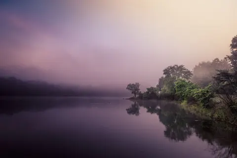 والپیپر دریاچه کوهستانی مه‌آلود با کیفیت 4K · nature · 3840×2563