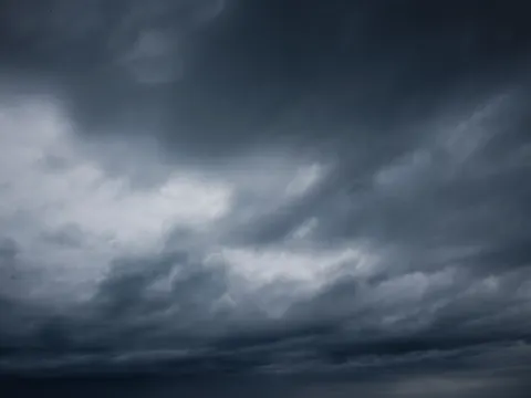 خلفية عاصفة داكنة بدقة 4K · dark · 3840×2880