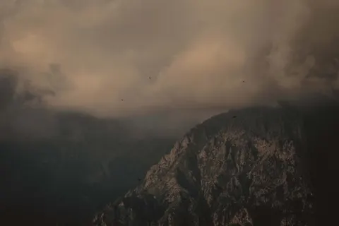 Dunkle Berge 4K Hintergrundbild · dark · 3840×2560