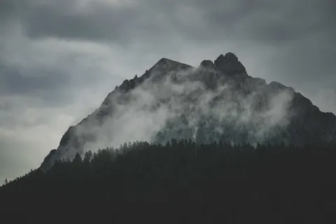 خلفية جبال معتمة بدقة 4K · dark · 3840×2560