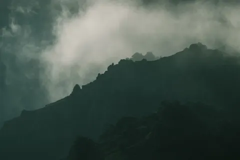 Dunkle Berge 4K Hintergrundbild · dark · 3840×2560