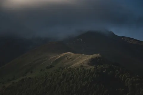 Dunkle Berge 4K Hintergrundbild · dark · 3840×2560