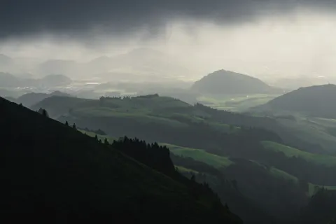 خلفية جبال معتمة بدقة 4K · dark · 3840×2560