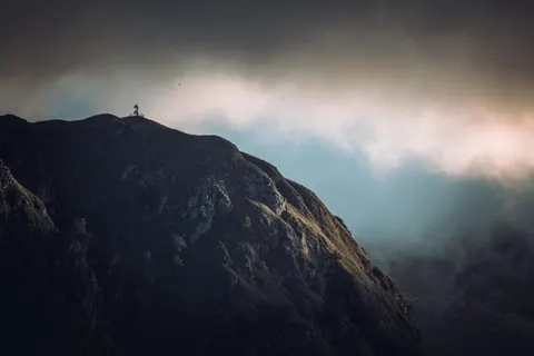 Dunkle Berge 4K Hintergrundbild · dark · 3840×2560