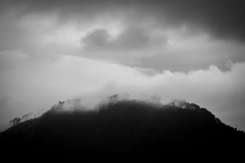 Dunkle Berge 4K Hintergrundbild · dark · 3840×2560