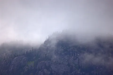 Dunkle Berge 4K Hintergrundbild · dark · 3840×2561