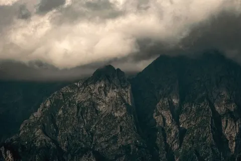 Papel de parede Montanhas Escuras 4K · dark · 3840×2560