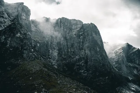 Dunkle Berge 4K Hintergrundbild · dark · 3840×2560