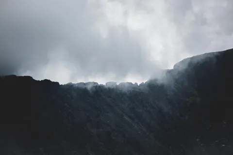 Dunkle Berge 4K Hintergrundbild · dark · 3840×2560