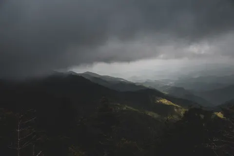 Dunkle Berge 4K Hintergrundbild · dark · 3840×2563