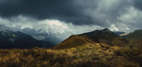 Dunkle Berge 4K Hintergrundbild · dark · 3840×1809