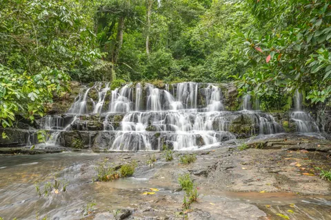 Fond d'écran Cascade en forêt tropicale 4K · nature · 3840×2560
