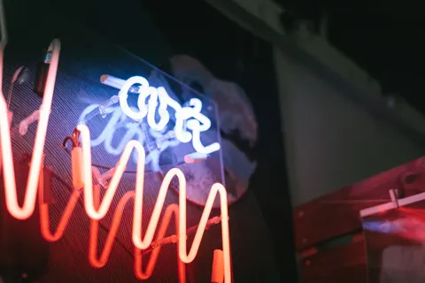 नियॉन रोशनी 4K वॉलपेपर · neon · 3840×2560