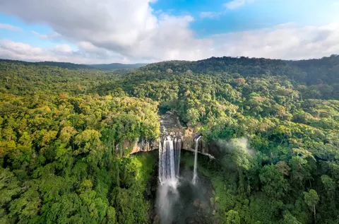 Fond d'écran Cascade en forêt tropicale 4K · nature · 3840×2541