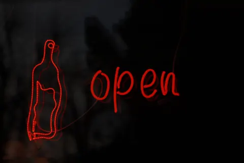 霓虹招牌 4K桌布 · neon · 3840×2560