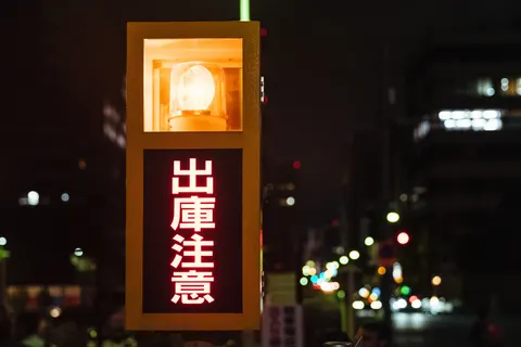 والپیپر توکیوی نئونی با کیفیت 4K · neon · 3840×2561