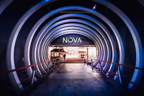 Neon-Tunnel 4K Hintergrundbild · neon · 3840×2560