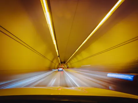 Fondo de pantalla Túnel de neón 4K · neon · 3840×2880