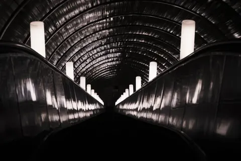 والپیپر تونل نئونی با کیفیت 4K · neon · 3840×2560
