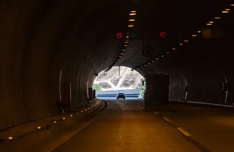 Fondo de pantalla Túnel de Neón 4K · neon · 3840×2495