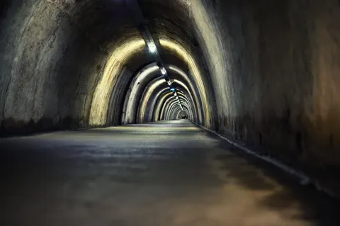 Neon-Tunnel 4K Hintergrundbild · neon · 3840×2555
