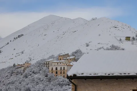 خلفية جبال شتوية بدقة 4K · winter · 3840×2561