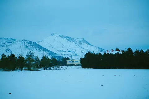 خلفية جبال شتوية بدقة 4K · winter · 3840×2560