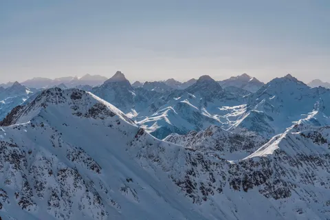 خلفية جبال شتوية بدقة 4K · winter · 3840×2561